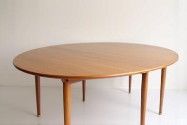 Beaumont Design 'Bellecour' Dining Table showcasing solid wood grain